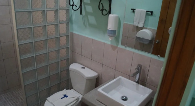 Кровать в общем номере с 6 комнатами с балконом и с видом на бассейн Hotel Kekoldi de Granada