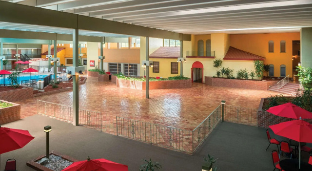 Четырёхместный номер Standard Ramada by Wyndham Indiana
