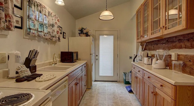 Timeless Treasures 1 Bedroom 1 Bathroom Chalet