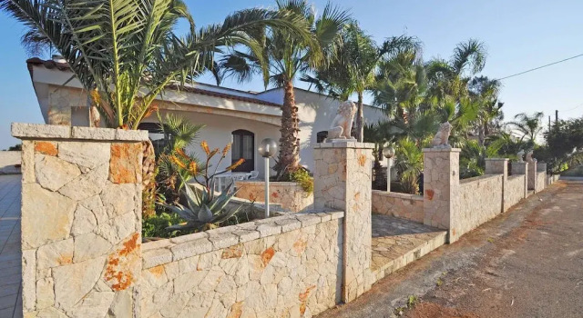 Villa Magnolia 1 Sleeps 8 Close to the sea, Buchen Sie Villa Hotels in Racale mit Parkplatz, Parkplätze