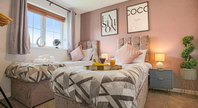 Brookland House with Free Parking, Fast Wifi, Garden and Smart TV with Netflix by Yoko Property