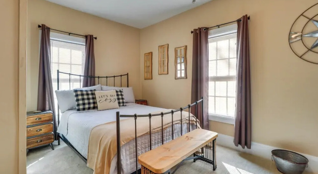 Updated Farmhouse w/ Yard, 10 Mi to Dtwn Atlanta, Book Feriehus Villaer i Atlanta, Villa