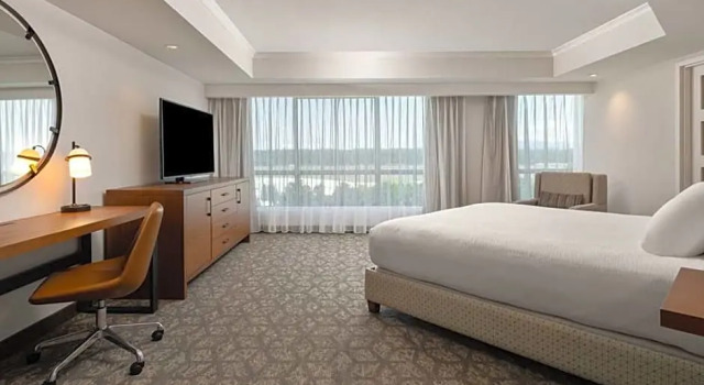 Двухместный люкс Presidential с 2 комнатами Embassy Suites by Hilton Portland Airport