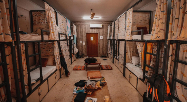 Кровать в общем номере Moustache Delhi
