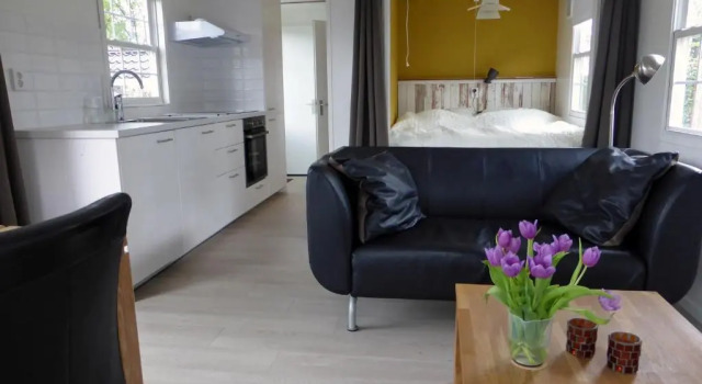Tiny house Appelvinkje, huisje met bedstee in bosrijke omgeving