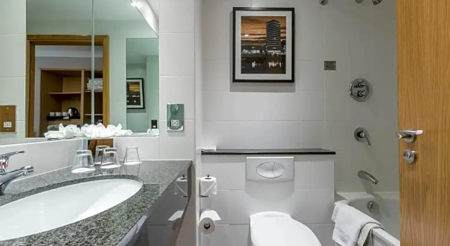 Трёхместный номер Standard Clayton Hotel Cardiff Lane