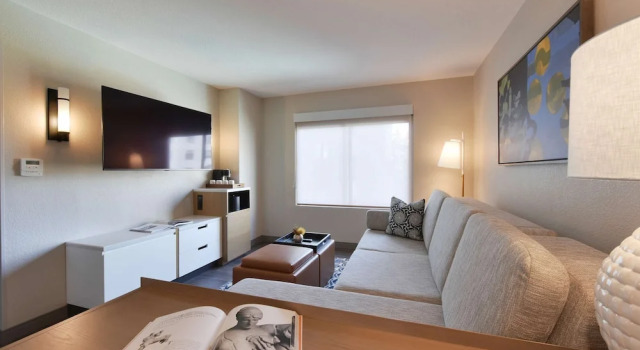 Люкс c 1 комнатой с видом на бассейн Hyatt Centric Santa Clara Silicon Valley