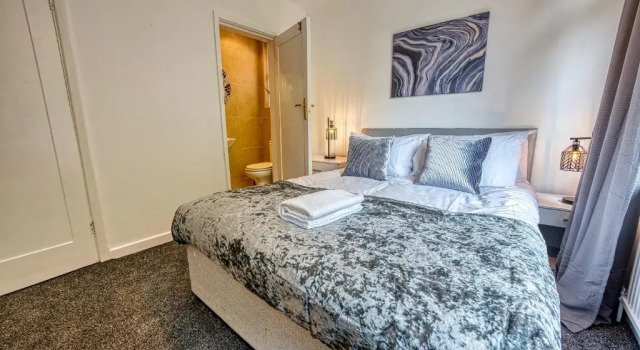 Elegant 5 Bedroom House in Nottingham