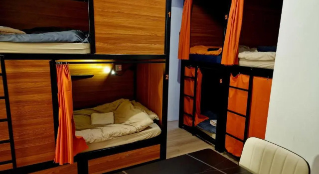 Кровать в общем номере Recharge Hostel