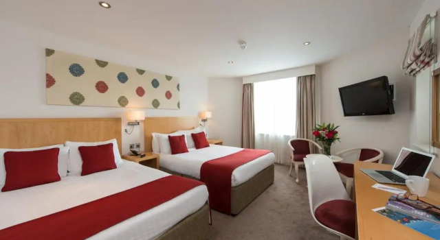Четырёхместный номер Park International Hotel