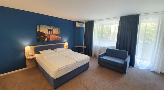 Четырёхместный семейный номер Standard с балконом Premium Crown Suites