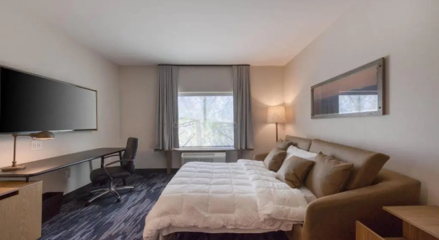 Двухместный люкс Fairfield Inn & Suites by Marriott Charlotte Belmont