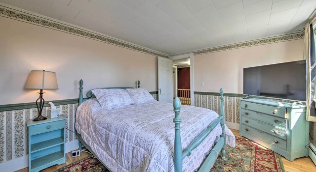 Cozy Colonial Home w/ Bay Access & Water View, Rezerwuj Hotel Bucksport Maine
