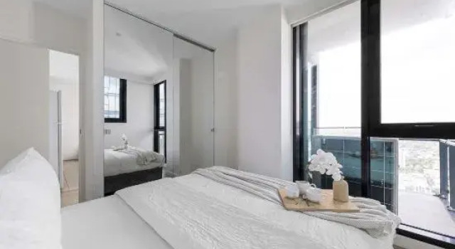 Spacious 2BR City Apt, Panoramic Views & Parking, Varaa Hotelli Melbourne 