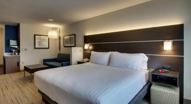 Люкс Holiday Inn Express Hotel & Suites Morris by IHG