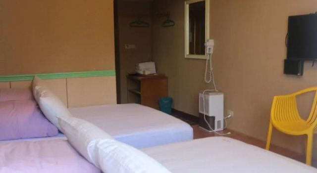 Четырёхместный номер Standard с балконом Wankou Hotel