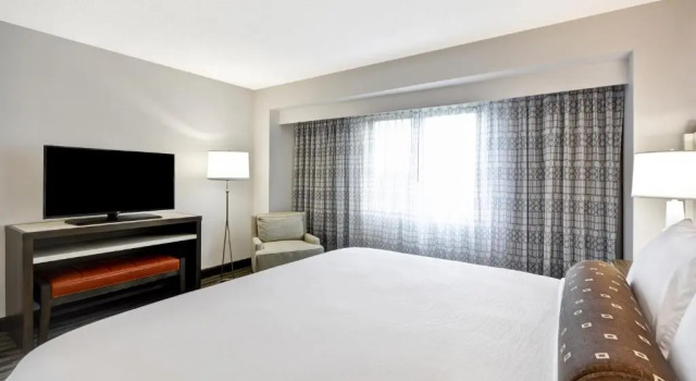 Люкс Presidential с 2 комнатами Отель Embassy Suites by Hilton Charlotte