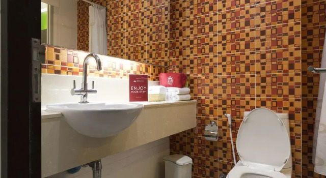 ZEN Rooms Sukhumvit Soi 18, Забронировать Отель Отели Бангкока с бассейном, рядом с Улица Сой Ковбой, Бассейн