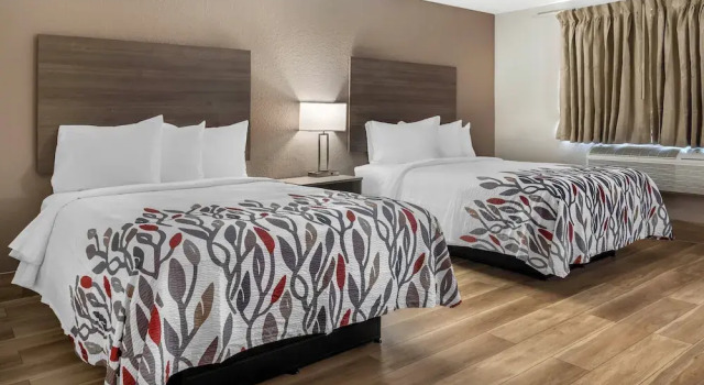 Четырёхместный номер Deluxe Red Roof Inn Queensbury