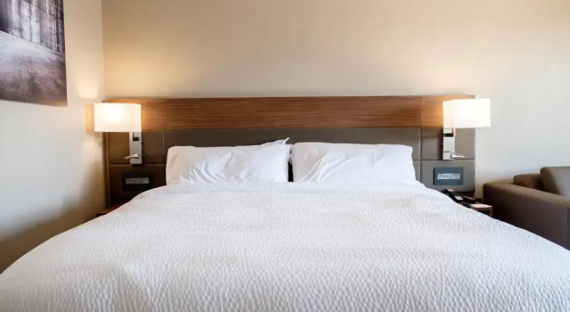 Номер Standard AC Hotel by Marriott Cincinnati at The Banks