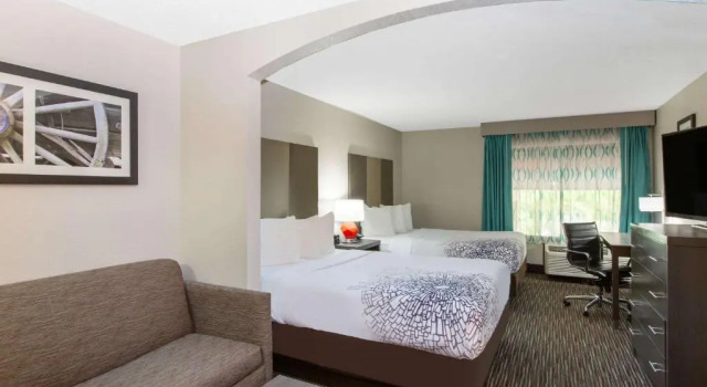 Четырёхместный номер Executive La Quinta Inn by Wyndham Pigeon Forge-Dollywood