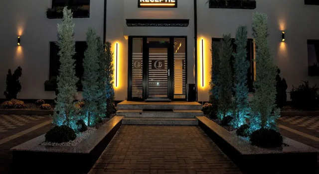Burgundy, Rezerwuj Bed and Breakfast Ploieşti 