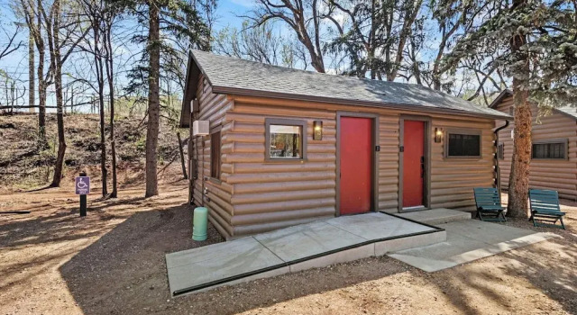 Timber Lodge Cabin 10, Varaa Lomakoti Hotellit Colorado Springs uima-altaalla, Uima-allas