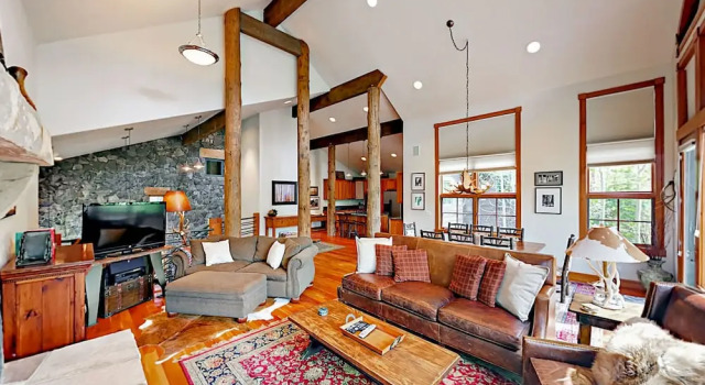Luxe 4BR w/ Hot Tub on Golf Course, Rezerwuj Dom wakacyjny Hotele w Vail Ski z parkingiem, Parking