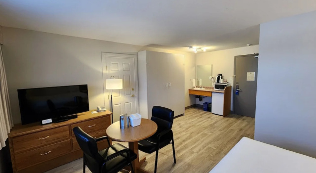 Двухместный номер Standard с видом на горы Days Inn by Wyndham Penticton Conference Centre