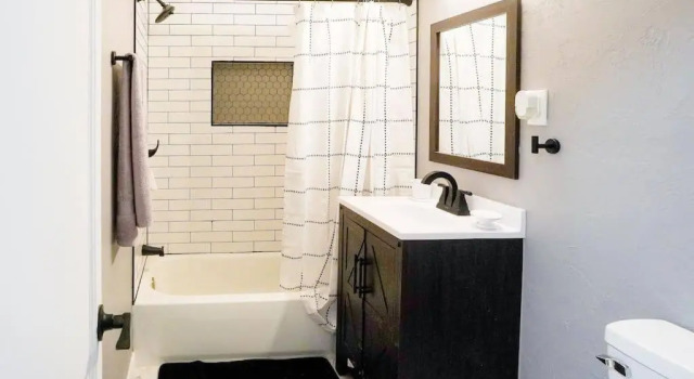 HOT TUB HOME Central OKC Location, Varaa Lomakoti Mökit kohteessa Oklahoma, Mökki