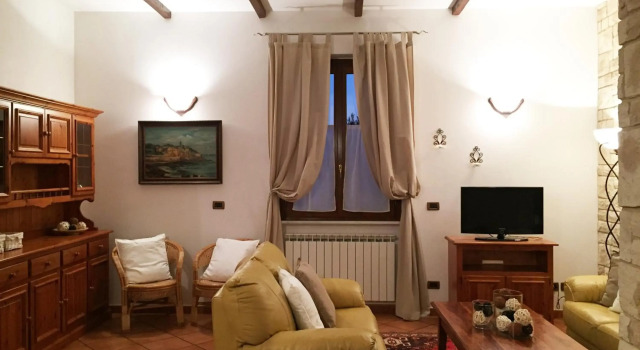 CASA VACANZE MONEGLIA 2 CAMERE con TERRAZZA nel VERDE, Забронировать Отель Отели в центре Монелья, в центре