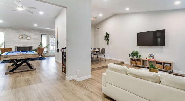 Spacious Phoenix Oasis w/ Pool & Game Room, Book Feriehus Phoenix 