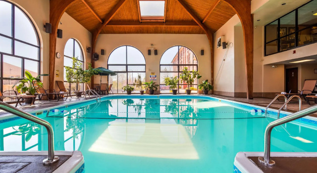 Кровать в общем номере Best Western Music Capital Inn