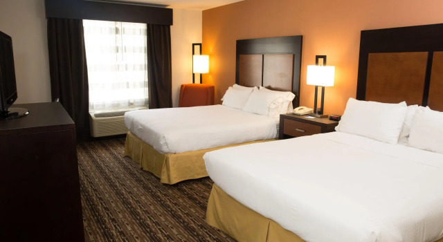 Четырёхместный номер Standard Holiday Inn Express Hotel & Suites Cherokee-Casino by IHG