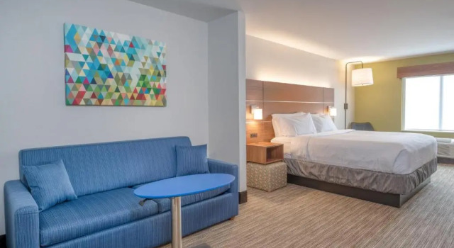Люкс Holiday Inn Express Hotel & Suites Thornburg-S. Fredericksburg by IHG
