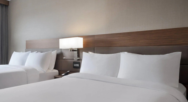 Четырёхместный номер Standard AC Hotel Louisville Downtown