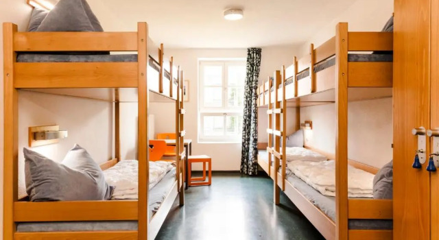 Кровать в общем номере с 6 комнатами DJH Jugendherberge Lindau - Hostel