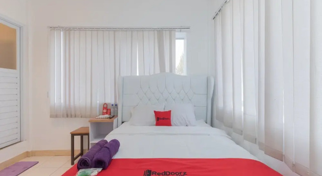 RedDoorz at Jalan Pangkal Perjuangan Karawang, Book Hotel Karawang West Java