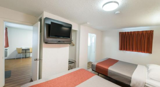 Четырёхместный люкс Motel 6 Cranbrook