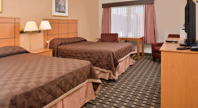 Четырёхместный люкс Americas Best Value Inn and Suites St. Cloud