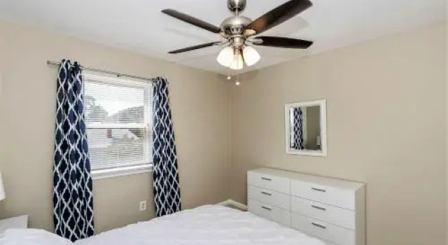 Beach Cottage Coral Suite (2 bd/1 bth condo 1 block from beach)