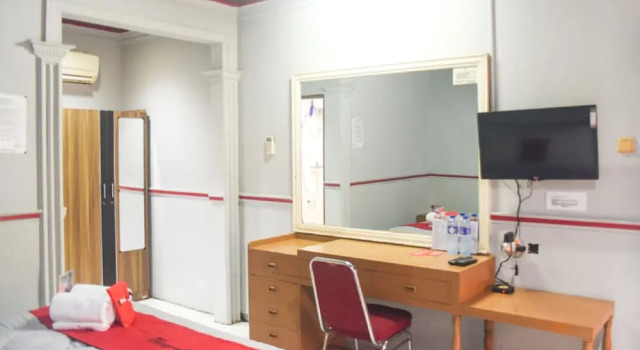 RedDoorz Plus near RSCM Jakarta
