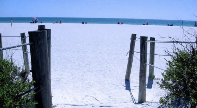Апартаменты Anna Maria Island Absolute Anna Maria-private Beach Access-heated Pool-wi-fi