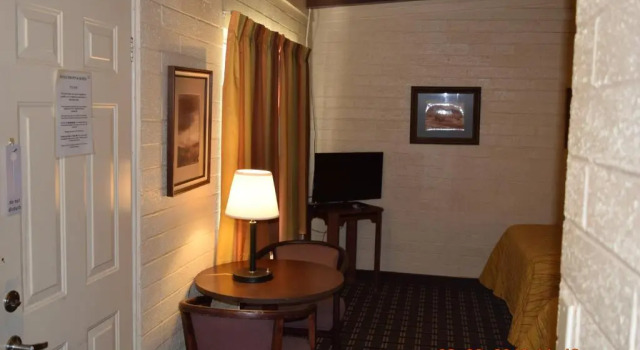 Четырёхместный номер Deluxe Stanlunds Inn and Suites