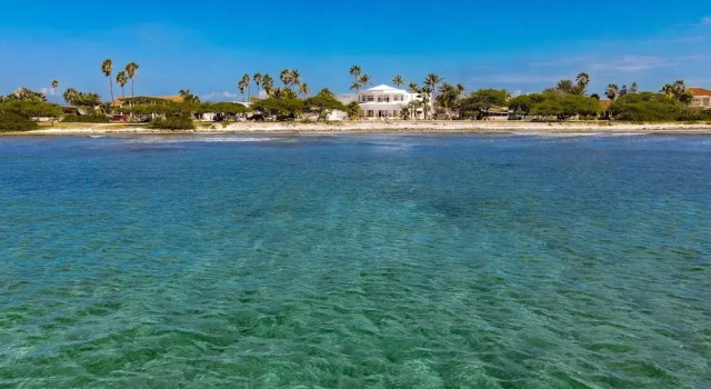 Вилла с балконом Ocean Front 7-bedroom 7-bath Sunset Views Malmok!