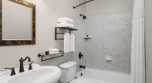 Номер Deluxe National Hotel Jackson, Tapestry Collection by Hilton