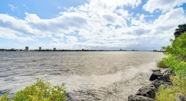 Коттедж 3 Mi to Beach & Boardwalk: Riverfront Daytona Home