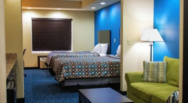 Четырёхместный номер Standard Karnes City Lodge