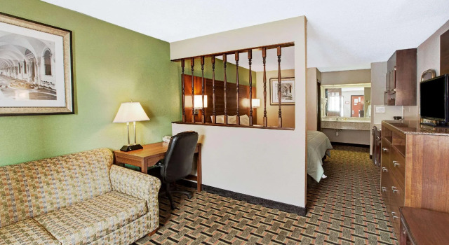 Двухместный люкс Days Inn by Wyndham Conover-Hickory