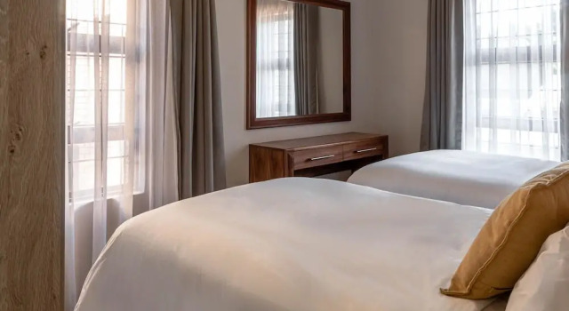 Апартаменты Classic с 3 комнатами с балконом Camelot Guest House & Apartments